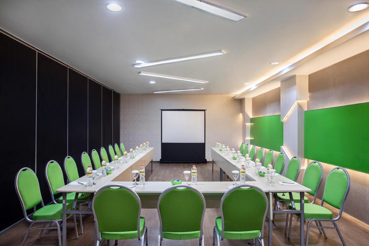MaxOneHotels.com at Tidar Surabaya Eksteriør billede