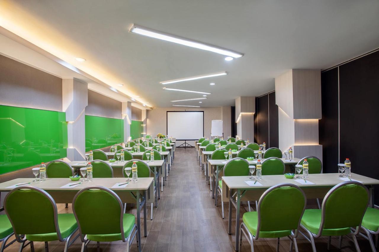 MaxOneHotels.com at Tidar Surabaya Eksteriør billede